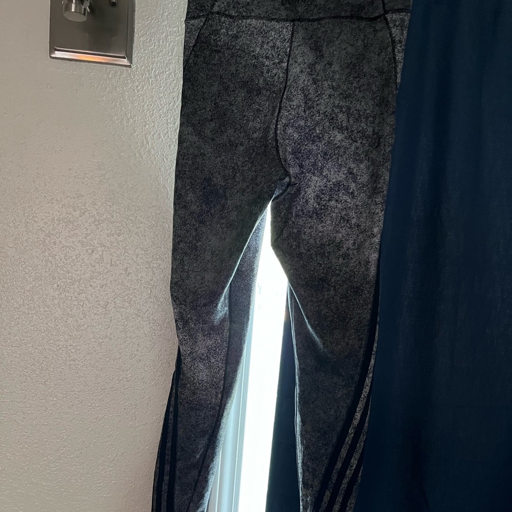 Cool grey and black leggings don’t work out as much as I like.